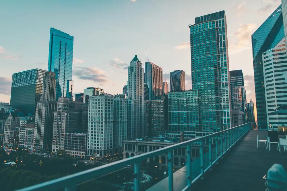 Fundo imobiliário de imóveis residenciais de aluguel? Fundos podem comprar edifícios comerciais a preços mais baixos e reformá-los, ou concebê-los desde o projeto para esse objetivo.