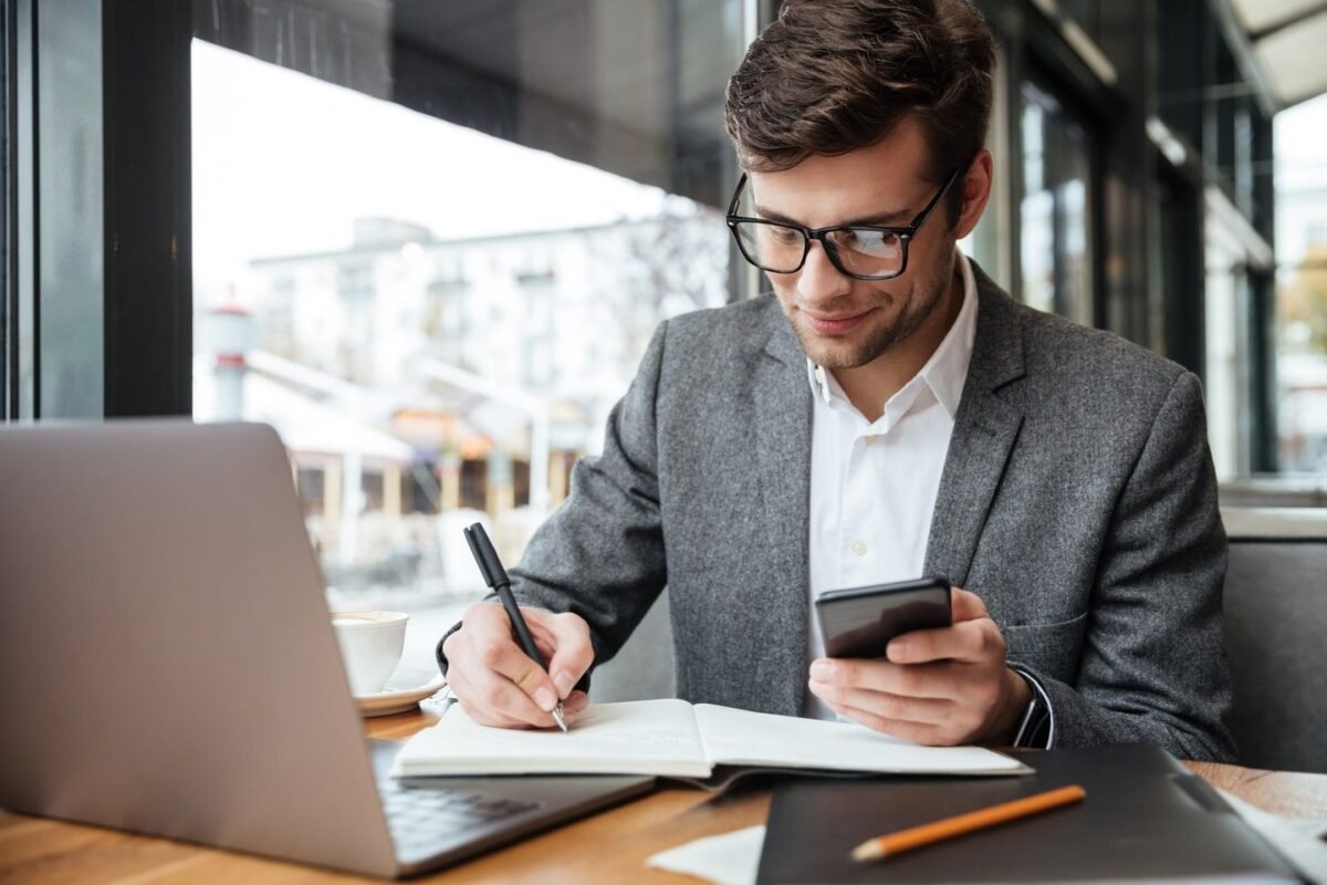 O SDR geralmente se encontra na parte inicial do processo de venda, conhecida como pré-venda ou geração de leads. Ele é responsável por identificar e qualificar leads potenciais, o que é fundamental para o sucesso de uma imobiliária.